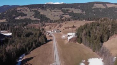 Kışın İtalyan Dolomitleri üzerinde insansız hava aracı görüntüsü