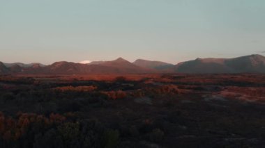Norveç, İskandinavya 'da Günbatımında Dağ Parıltısı