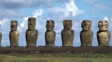 Ahu Tongariki mit 15 Moai bei Hanga Roa auf der Osterinsel