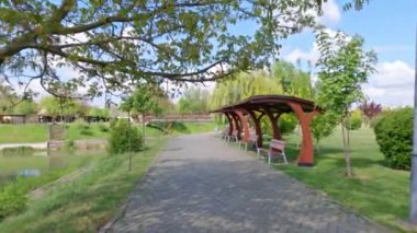 Romanya 'nın Timisoara kentindeki Bega nehri yakınlarındaki Parcul Uzinei banklarının manzarası