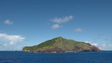 Pitcairn, öl Hauptinsel der Pitcairninseln von See aus gesehen