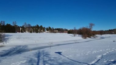 Vantaa şehrinde donmuş Keravanjoki nehri ve çıplak ağaçlar