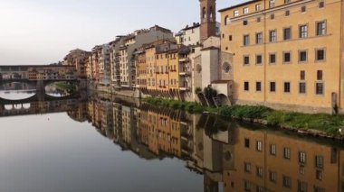 Floransa 'da temiz bir nehir Arno, gün doğumu