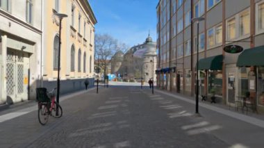 İsveç 'te güneşli bir günde, ortaçağ şatosuyla birlikte Orebro şehir merkezinin manzarası.