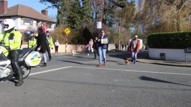 Dublin, İrlanda 'daki Ukrayna' daki savaşı durdurmak için düzenlenen savaş karşıtı bir protestonun görüntüleri.