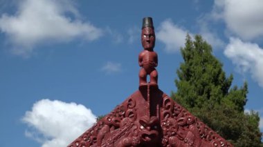 Geleneksel Maori Tekoteko figürü Whakarewarewa Rotorua Neuseeland auf Giebel