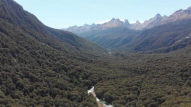 Fjordland, Yeni Zelanda 'nın dağlarında muazzam dağ sırasına sahip bir insansız hava aracı.