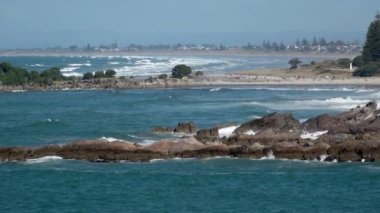 Ausfahrt Dağı Tauranga 'daki Maunganui Caddesi Neuseeland von See aus gesehen