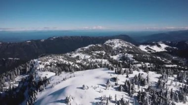 Kışın dağların üzerinden drone görüntüsü