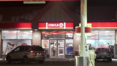 Kanada 'nın Bracebridge şehrinde gece vakti K Meydanı mağazasına girip çıkan insanların video görüntüleri.