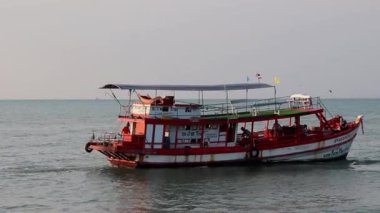 Balıkçı tekneleri akşam saatlerinde denize açılır.