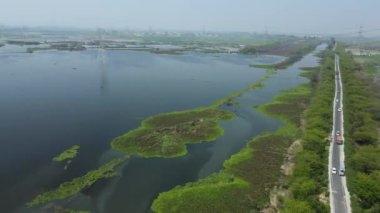 Güneşli bir günde gölü olan güzel bir manzara.