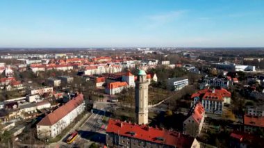 İnsansız hava aracı Wroclaw 'daki su kulesinin üzerinden uçuyor.