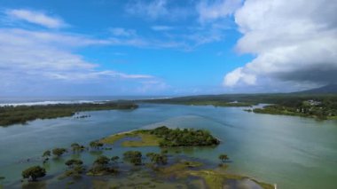 Urunga, NSW, Avustralya 'daki nehrin hava görüntüsü.