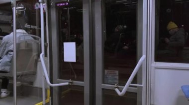 Gecenin geç saatlerinde Wroclaw Tramvayı 'ndaki insanlar