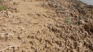 Sicilya, Noto 'da kayalık bir sahil manzarası.