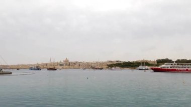 Gemiler ve turistik gemiler Sliema Limanı, Malta 'ya yanaştı.