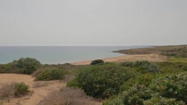 Noto, Syracuse, Sicilya yakınlarındaki Eloro arkeoloji sahasındaki Pizzuta Plajı 'nın güzel manzarası.