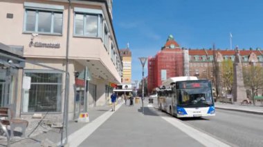 İsveç 'in Orebro şehrinin sokaklarında yürüyen insanların HD görüntüleri.