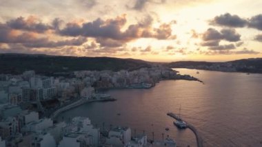 Güneş batarken deniz kenarı manzarası çok güzel.