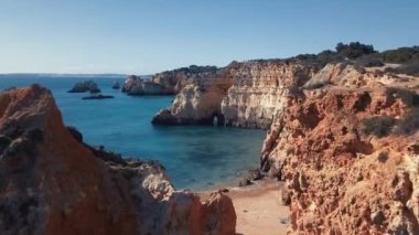 Denizin üzerindeki uçurumlardan insansız hava aracı görüntüsü