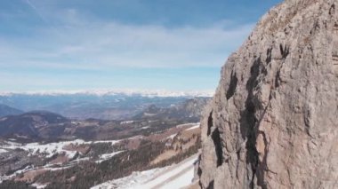 Kışın İtalyan Dolomitleri üzerinde insansız hava aracı görüntüsü