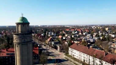İnsansız hava aracı Wroclaw 'daki su kulesinin üzerinden uçuyor.