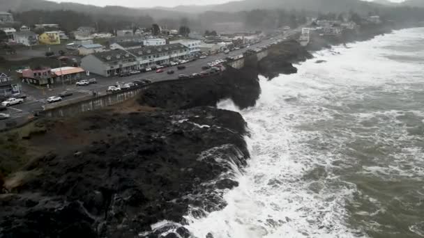 Een Drone Shot Van Enorme Golven Raken Depoe Bay Mistig — Stockvideo