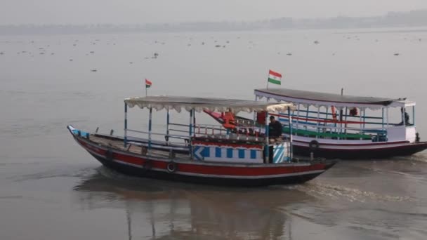 Dois Barcos Indianos Formação Paralela Navegam Enquanto Ouvimos Som Motor — Vídeo de Stock