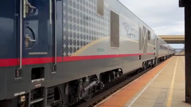 Amtrak Hiawatha Trein Arriveert Milwaukee Airport Railroad Station — Stockvideo