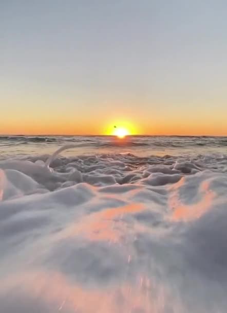 Svislý Zpomalený Pohyb Vln Dosahujících Pobřeží Při Západu Slunce — Stock video