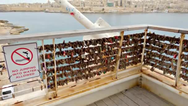 Brug Met Verschillende Hangsloten Malta Een Bewolkte Dag — Stockvideo