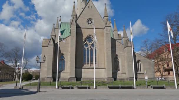 瑞典奥雷布洛市中心 尼古拉教堂与乌云蓝天的低角 — 图库视频影像