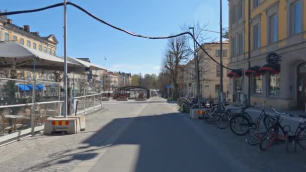在瑞典一个阳光灿烂的日子里 奥雷布洛市中心的一条人行横道的风景 — 图库视频影像