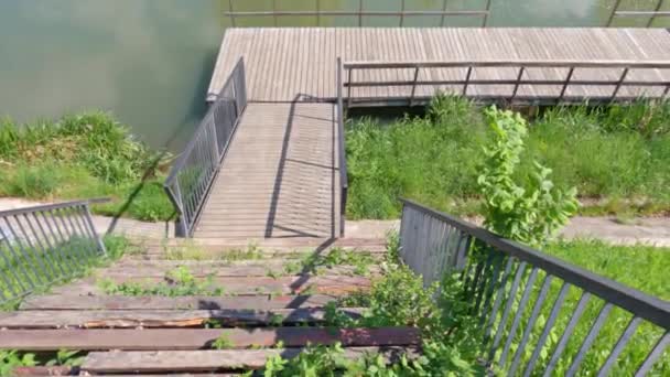 Träbrygga Över Floden Bega Parcul Uzinei Timisoara Rumänien — Stockvideo