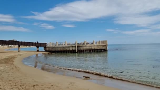 Krásný Výhled Kulatou Plošinu Nad Mořem Dřevěným Mostem Avola Beach — Stock video