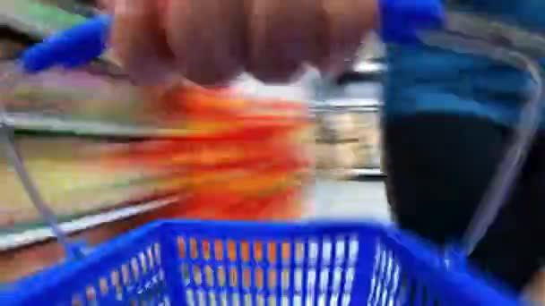 Lapso Tempo Uma Pessoa Com Uma Cesta Movendo Redor Supermercado — Vídeo de Stock