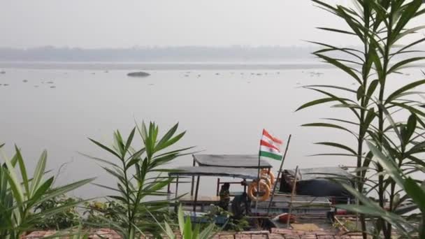 Μια Σταθερή Ινδική Βάρκα Αγκυροβολημένη Στις Όχθες Του Ποταμού Ιχαμάτη — Αρχείο Βίντεο