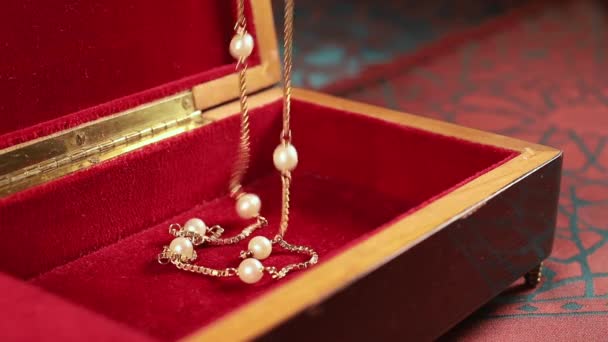 Perlenkette Rote Schmuckschatulle Stecken Schatulle Verschließen — Stockvideo