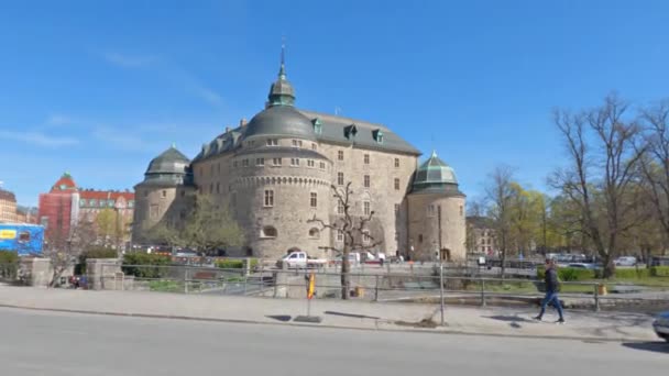 スウェーデンの晴れた日にスヴァルタン川近くの中世の城とオレブロ市内中心部の景色 — ストック動画