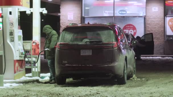 Video Footage Man Refueling Van Gas Station Orillia Canada — Stock Video