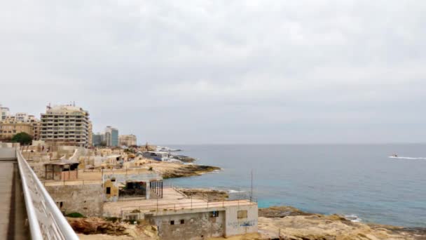 Вид Море Каменистых Пляжей Острова Мальта Облачным Небом — стоковое видео