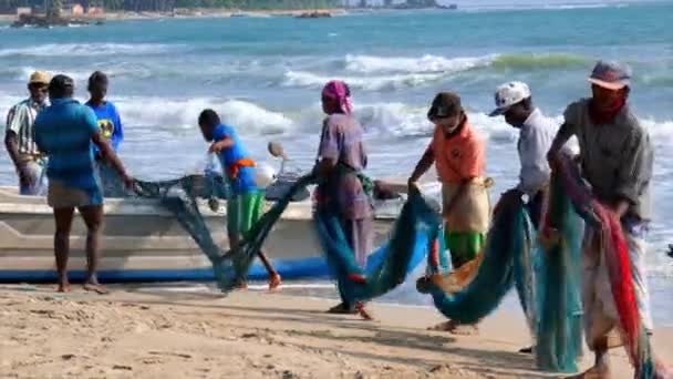 スリランカの漁業コミュニティは救われますか 燃料価格と不足は 水中の漁船の減少を意味します — ストック動画