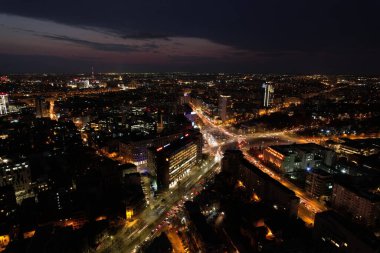 Romanya 'nın Bükreş kentinde geceleyin havadan manzaralı bir manzara