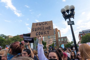 Bir grup protestocu, Anayasa Mahkemesi 'nin Roe-Wade davasını geri çekmesinin ardından ellerinde karton levhalar tutuyorlar.