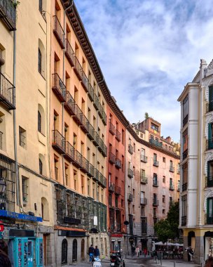 Madrid sokaklarındaki renkli binaların dikey perspektifli görüntüsü.