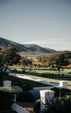 Güzel dağlık bir manzaranın büyüleyici görüntüsü berrak mavi bir gökyüzüne karşı