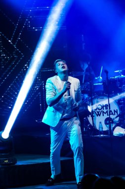 İngiliz şarkıcı John Newman 'ın sahnede canlı performansının dikey çekimi.