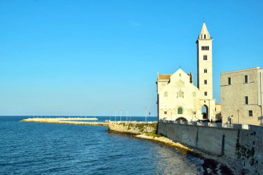İtalya 'nın Trani kentindeki deniz kıyısındaki katedral manzarası