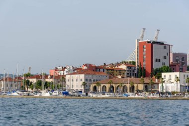 Slovenya 'nın Koper kentindeki yat limanında demirleyen yelkenliler